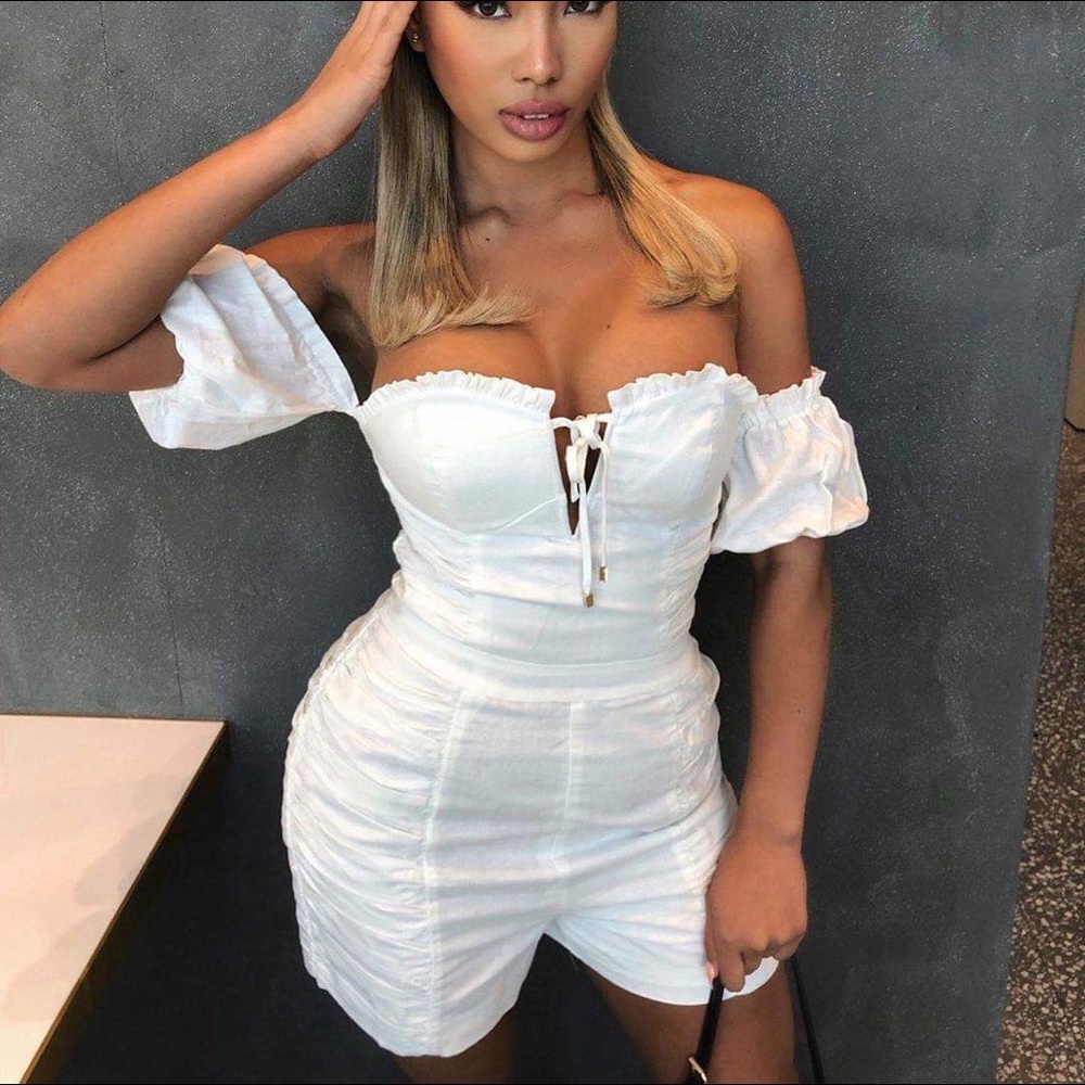 NWT-Alexina Ruched off the shoulder playsuit by Meshki